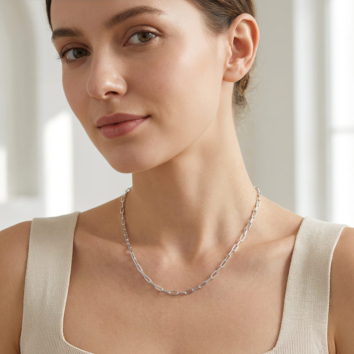 Hopeinen linkkiketju mallin päällä