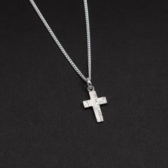 Hopeinen risti kaulakoru mattapintainen tausta