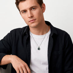 Hopeinen spektroliitti kaulakoru mallin päällä