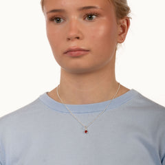 Hopeinen syntymäkivi kaulakoru mallin kaulassa, PRE3163-38-tam