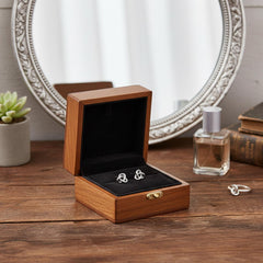 Hopeiset Solmu korvakorut rasiassa pöydällä