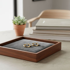 Kultaiset kierteiset korvarenkaat pöydällä