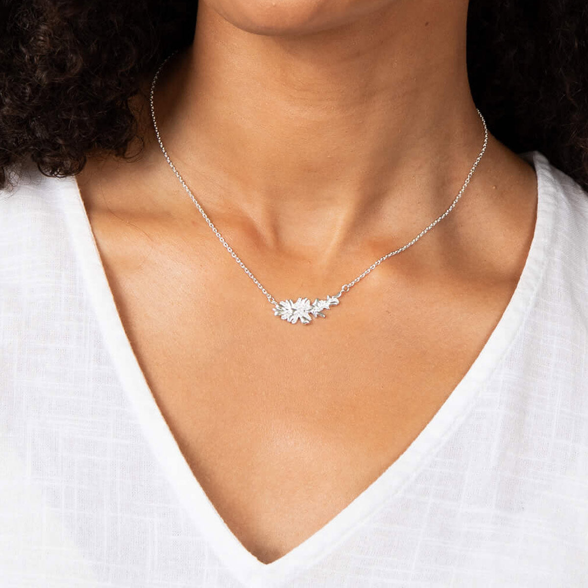 Laura Ashley Meadow kaulakoru mallin päällä