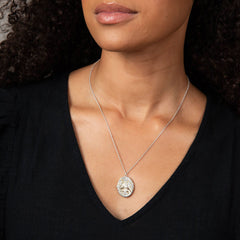 Laura Ashley Turtle Dove medaljonki mallin päällä