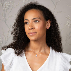 Laura Ashley Albertine Rose kaulakoru mallin päällä