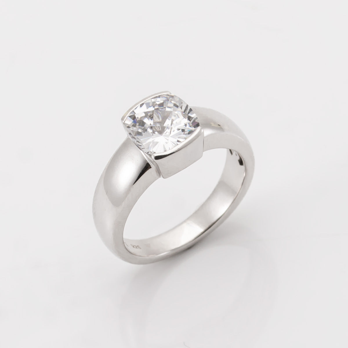 Tukeva hopeasormus isolla kivellä 17,0 mm