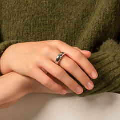 Lustre hopeasormus mallin sormessa