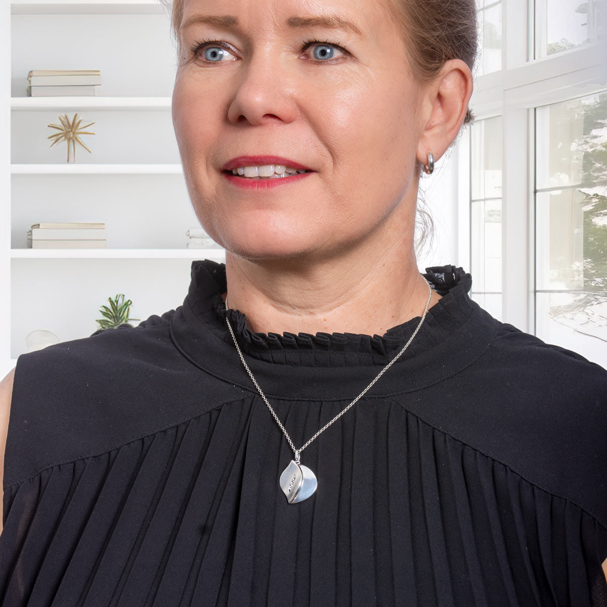 Hopeinen Tyrsky kaulakoru