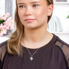 Hopeinen suojelusenkeli kaulakoru mallin päällä