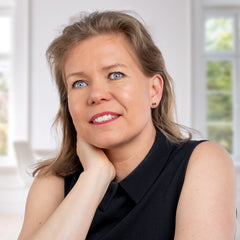 Hopeiset meripihka korvakorut mallin korvassa