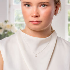 Valkoinen pieni topaasi mallin päällä