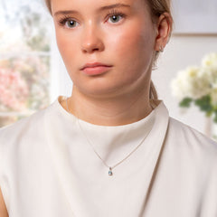 Akvamariini kaulakoru mallin päällä