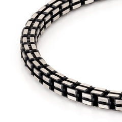 Miesten tumma hopeinen box ranneketju lähikuva