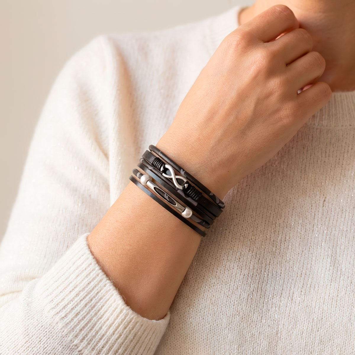 Musta ikuisuus nahkarannekoru mallin kädessä