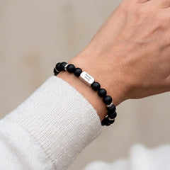 Oma teksti rannekoru musta agaatti naisen kädessä