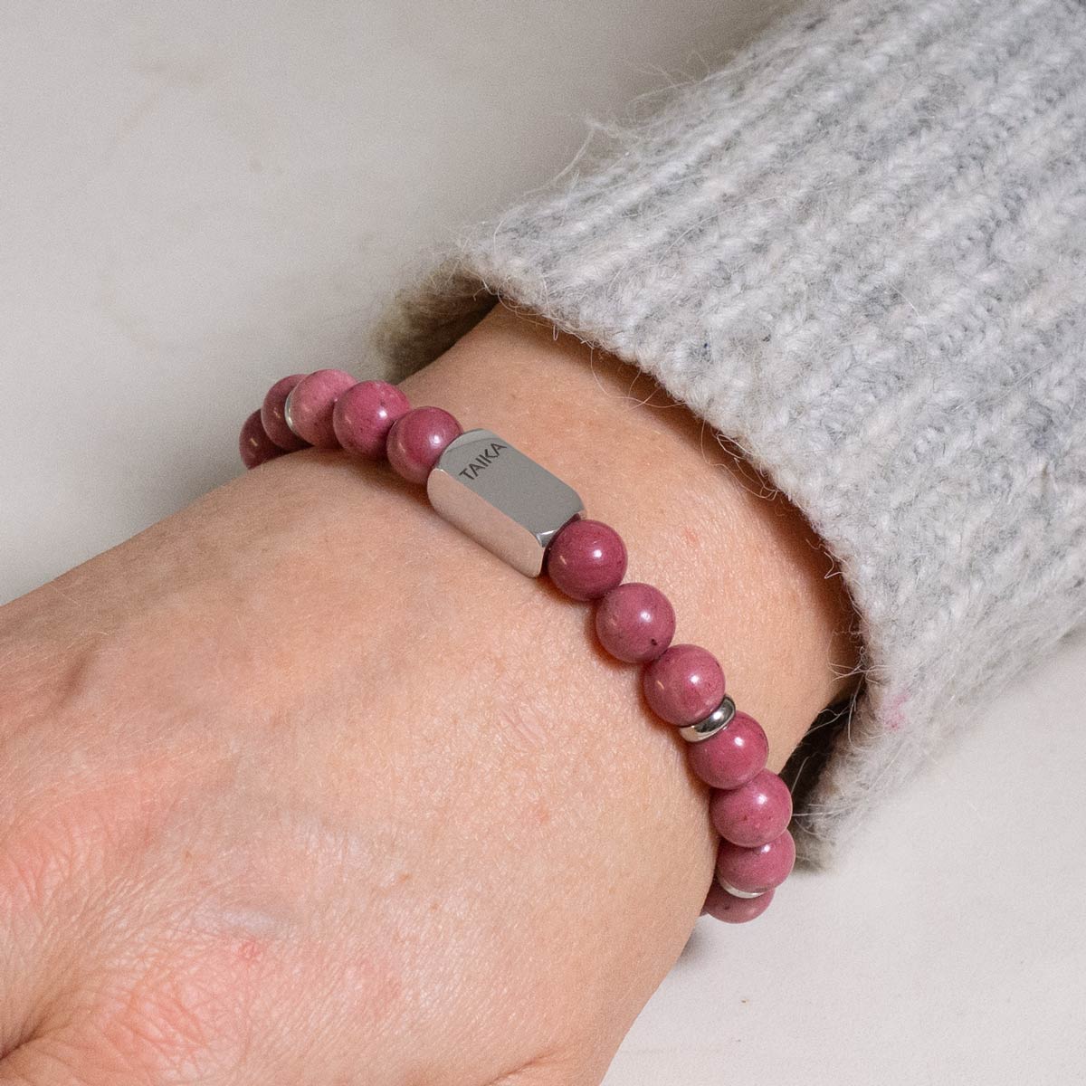 Oma teksti rannekoru - punainen rodoniitti