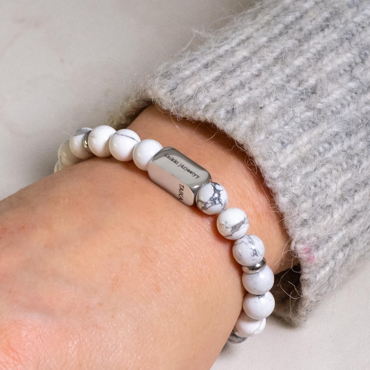 Oma teksti rannekoru - valkoinen howliitti