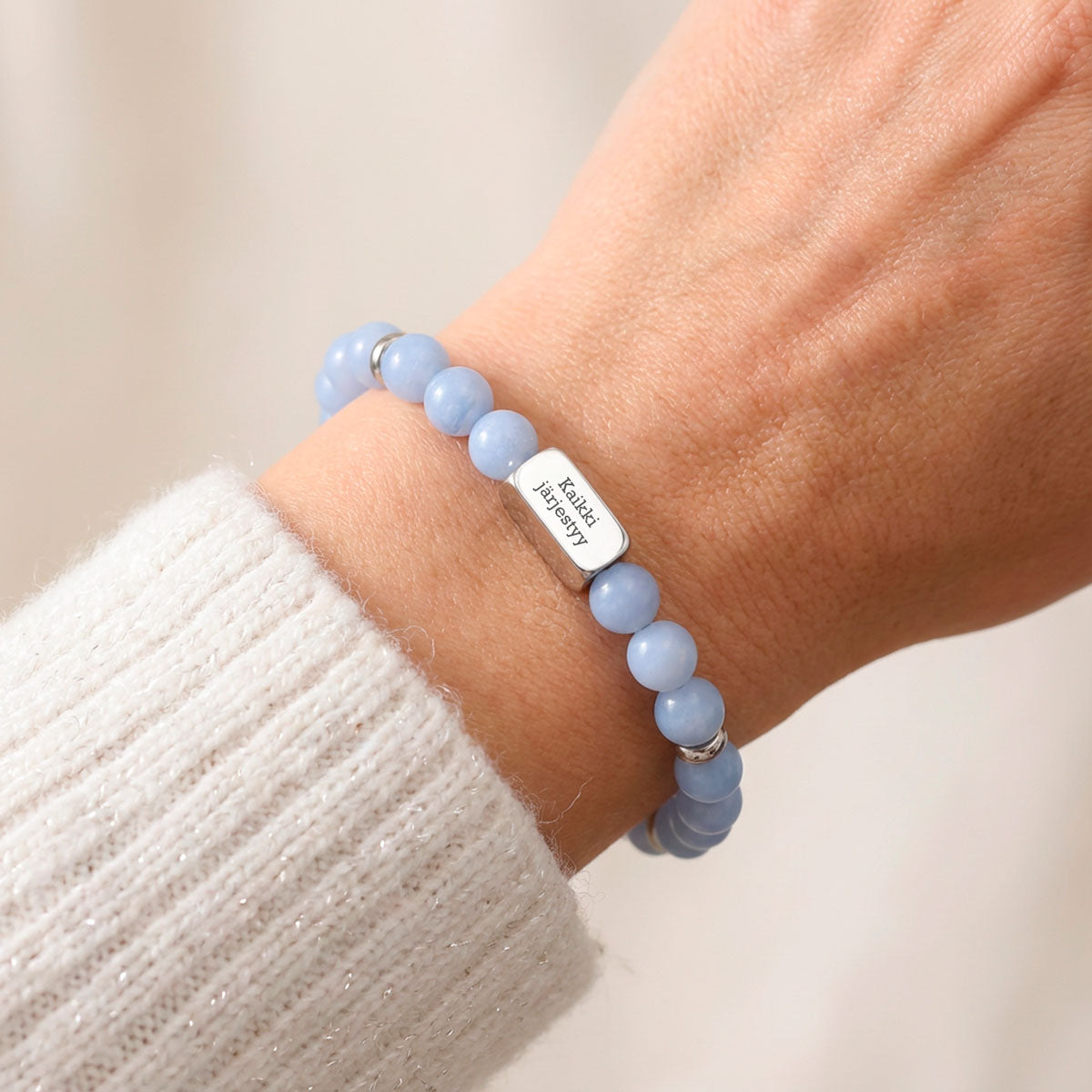 Sininen angeliitti rannekoru tekstillä naisen kädessä