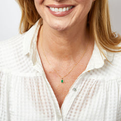 Smaragdi kaulakoru mallin päällä