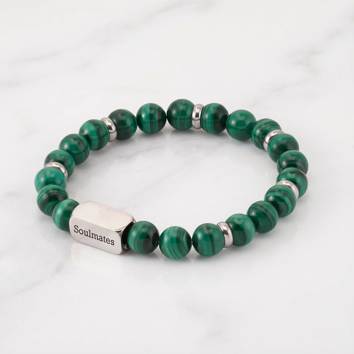 Vihreä malakiitti rannekoru pöydällä