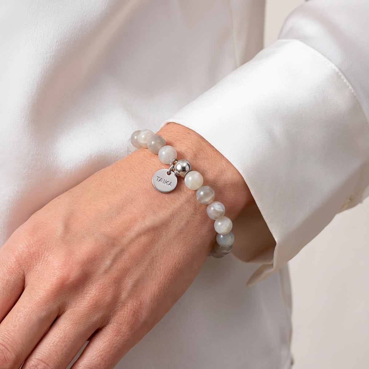 Aito kuukivi rannekoru naisen kädessä