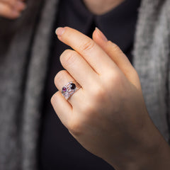 Korukivi hopeasormus mallin sormessa