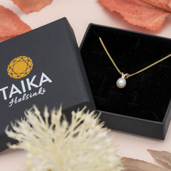 Rasia ja pieni kultainen helmiriipus